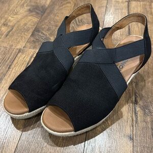 Black sandal/wedge